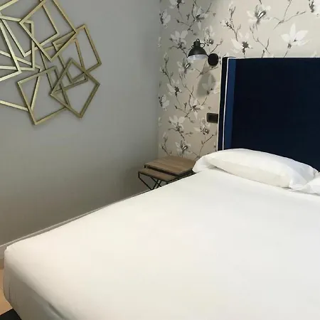 מלון Oca Centro 4*